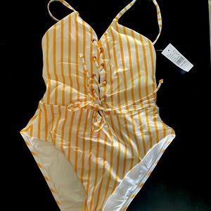 NWT one piece swimsuit from pacsun 💛🤍